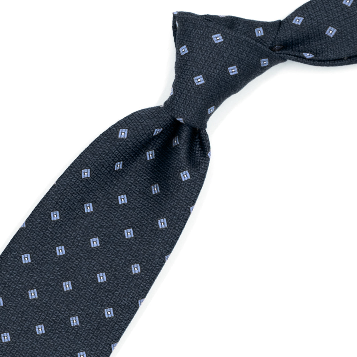 Cravatta blu con quadrati azzurri e puntini bianchi