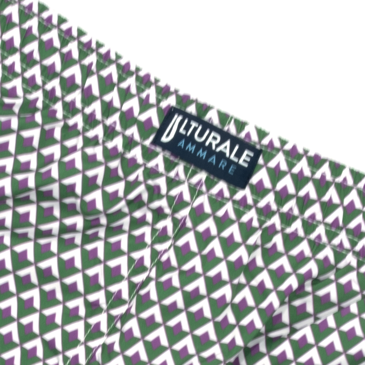 Costume con pattern rombi verde, bianco e viola