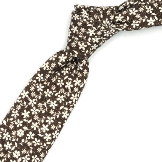 Cravatta marrone con fiori bianchi