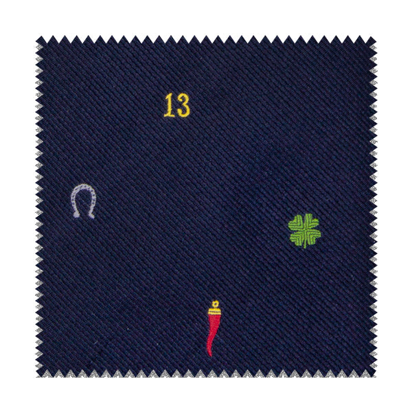 Tessuto blu con simboli scaramantici misti