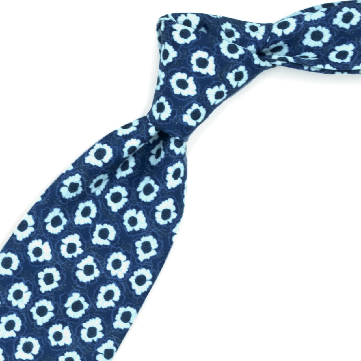 Cravatta azzurra con fiori bianchi
