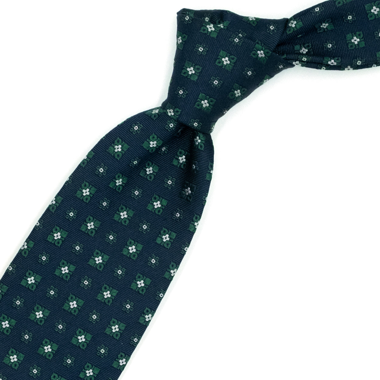 Cravatta blu con fiori verdi e bianchi