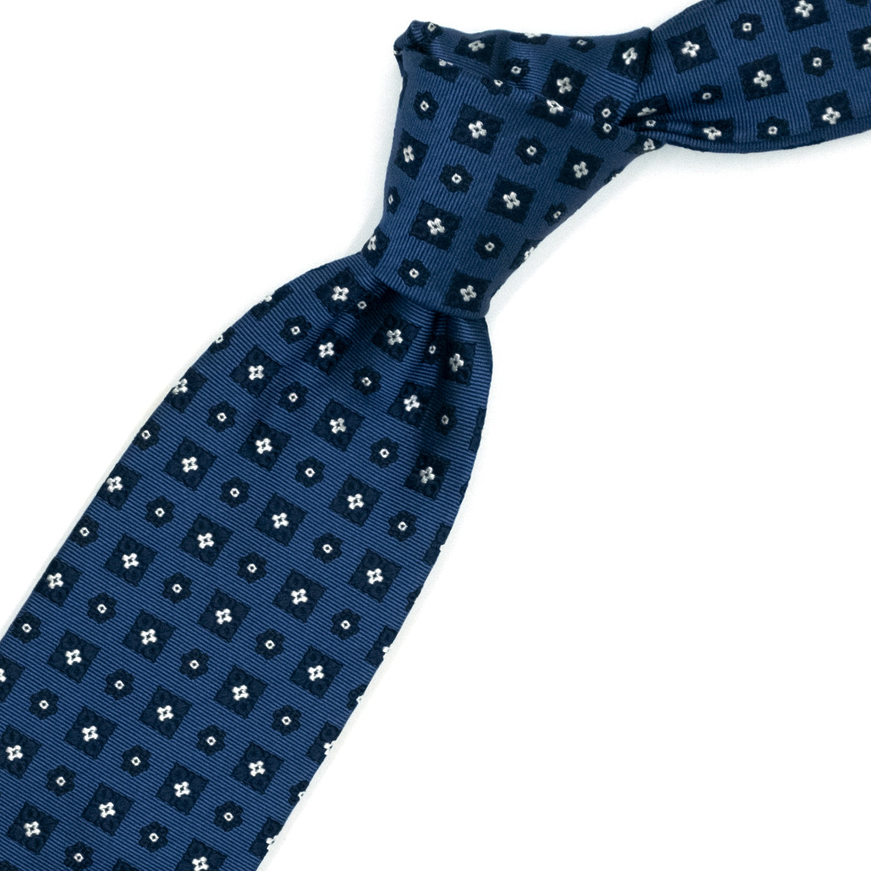 Cravatta azzurra con fiori blu e bianchi