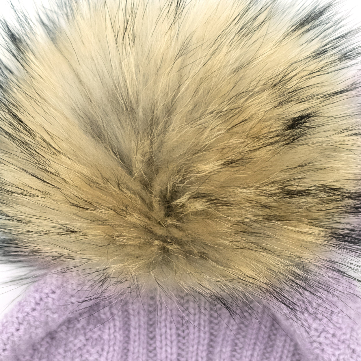 Cappellino donna lilla 100% cashmere con pon-pon in volpe