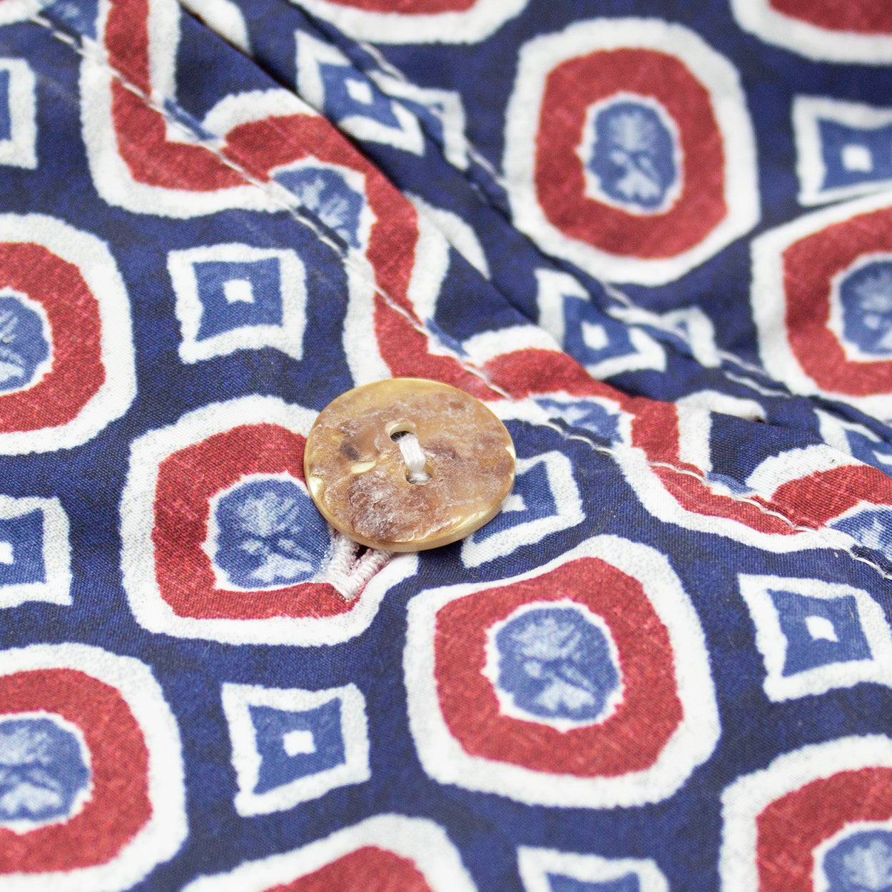 Costume con pattern geometrico rosso, blu e bianco