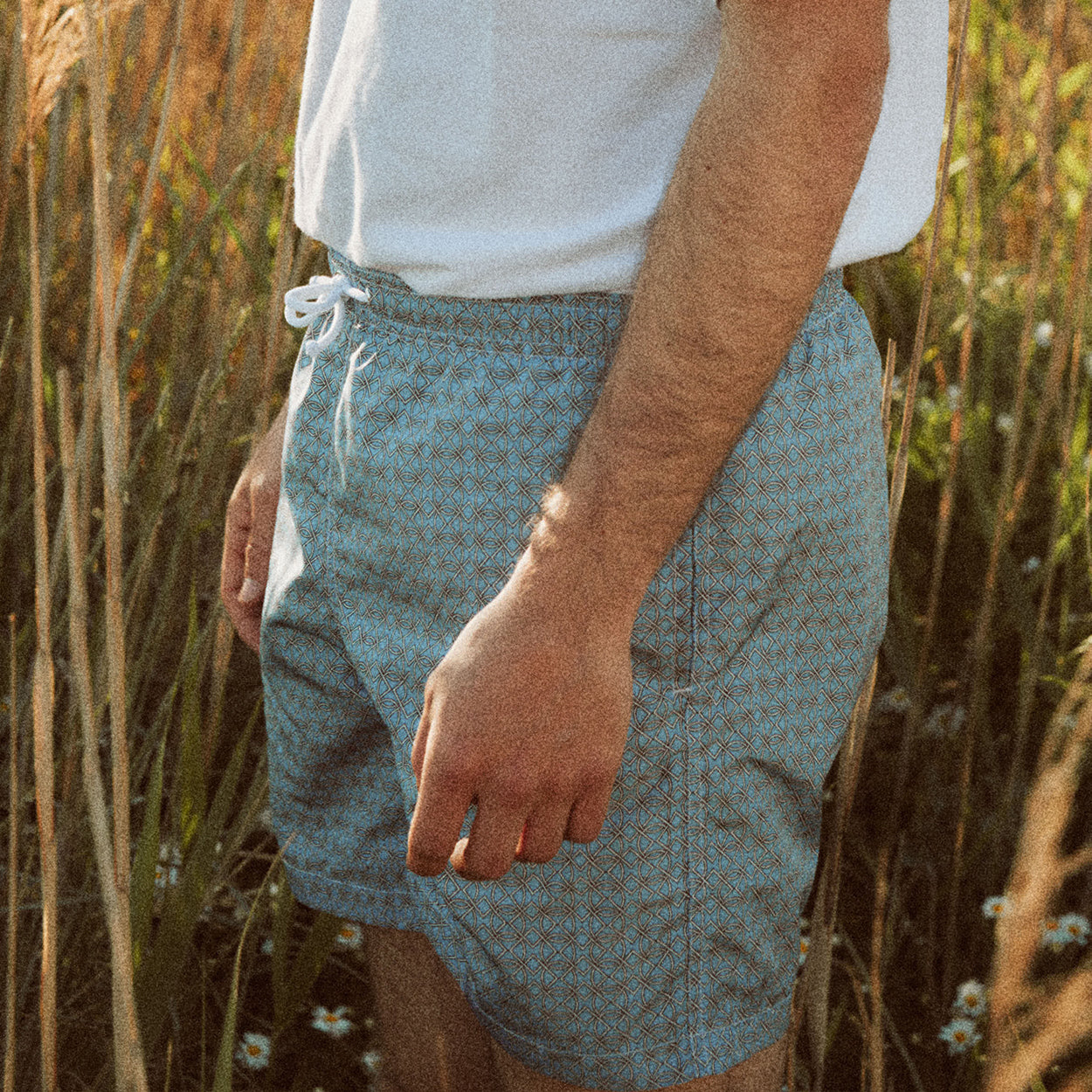 Costume azzurro con pattern geometrico