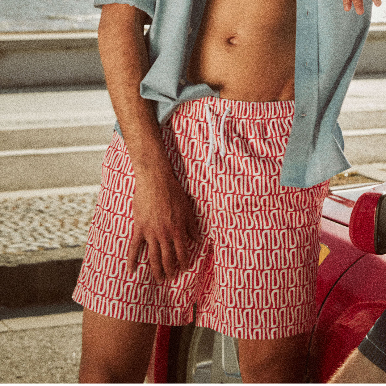 Costume rosso con pattern Ulturale bianco