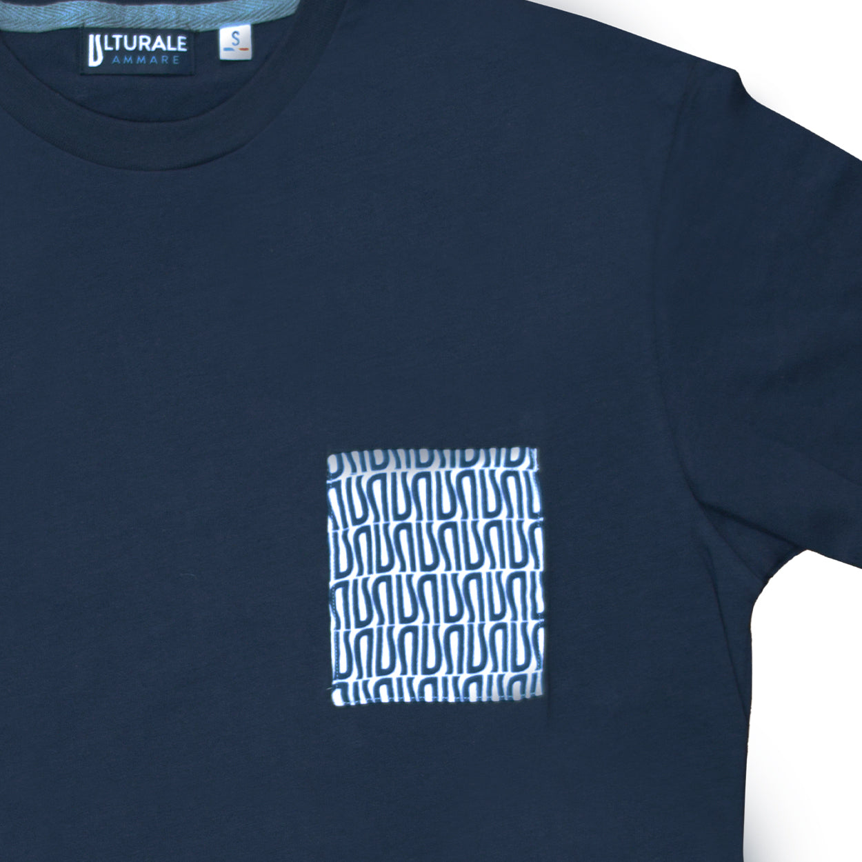 T-Shirt blu con taschino bianco e logomania blu