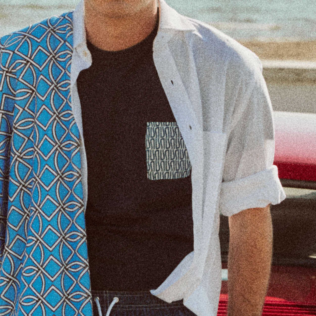 T-Shirt blu con taschino bianco e logomania blu