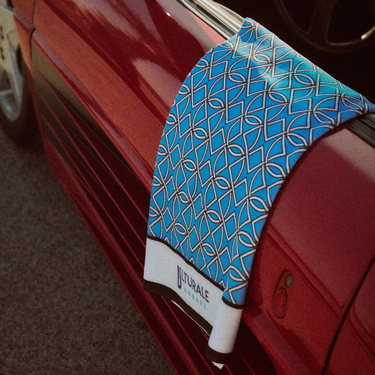 Telo mare fantasia geometrica su fondo azzurro