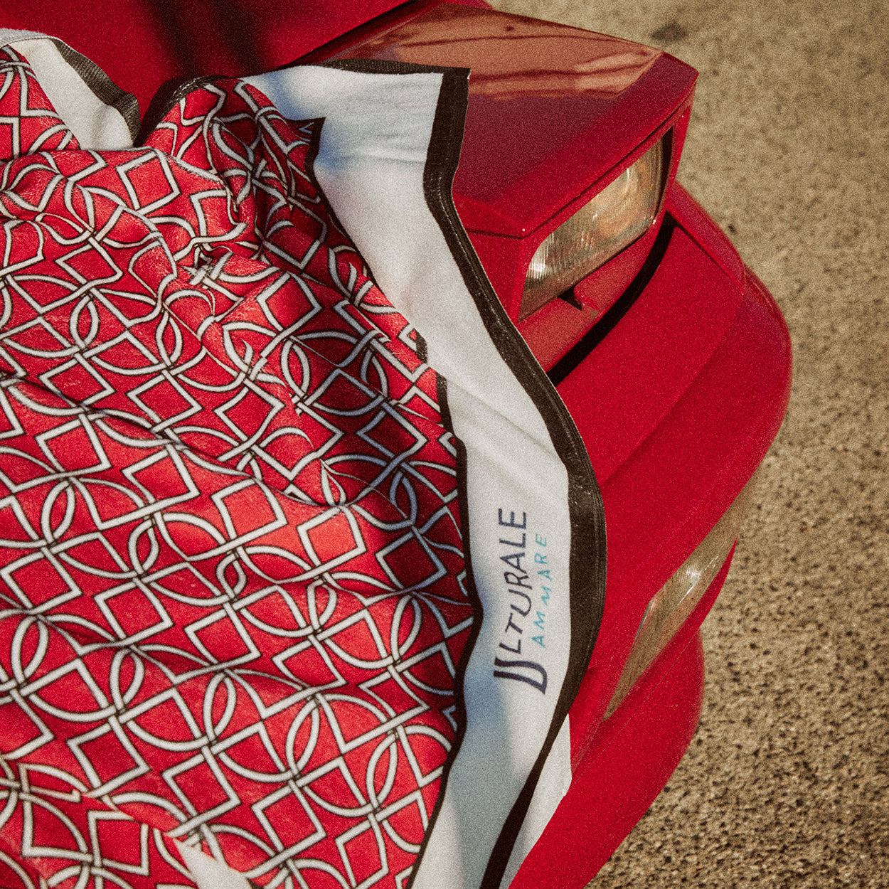 Telo mare fantasia geometrica su fondo rosso