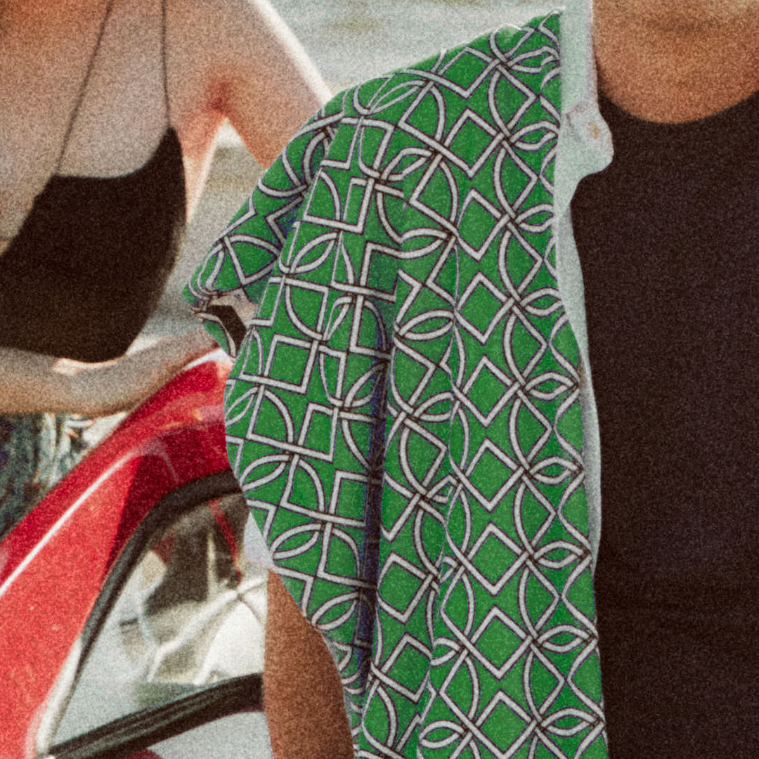 Telo mare fantasia geometrica su fondo verde