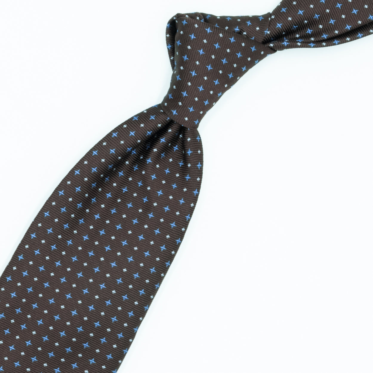 Cravatta marrone con crocette azzurre e puntini bianchi