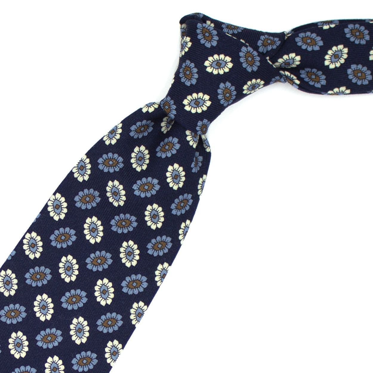 Cravatta blu con fiori azzurri e bianchi