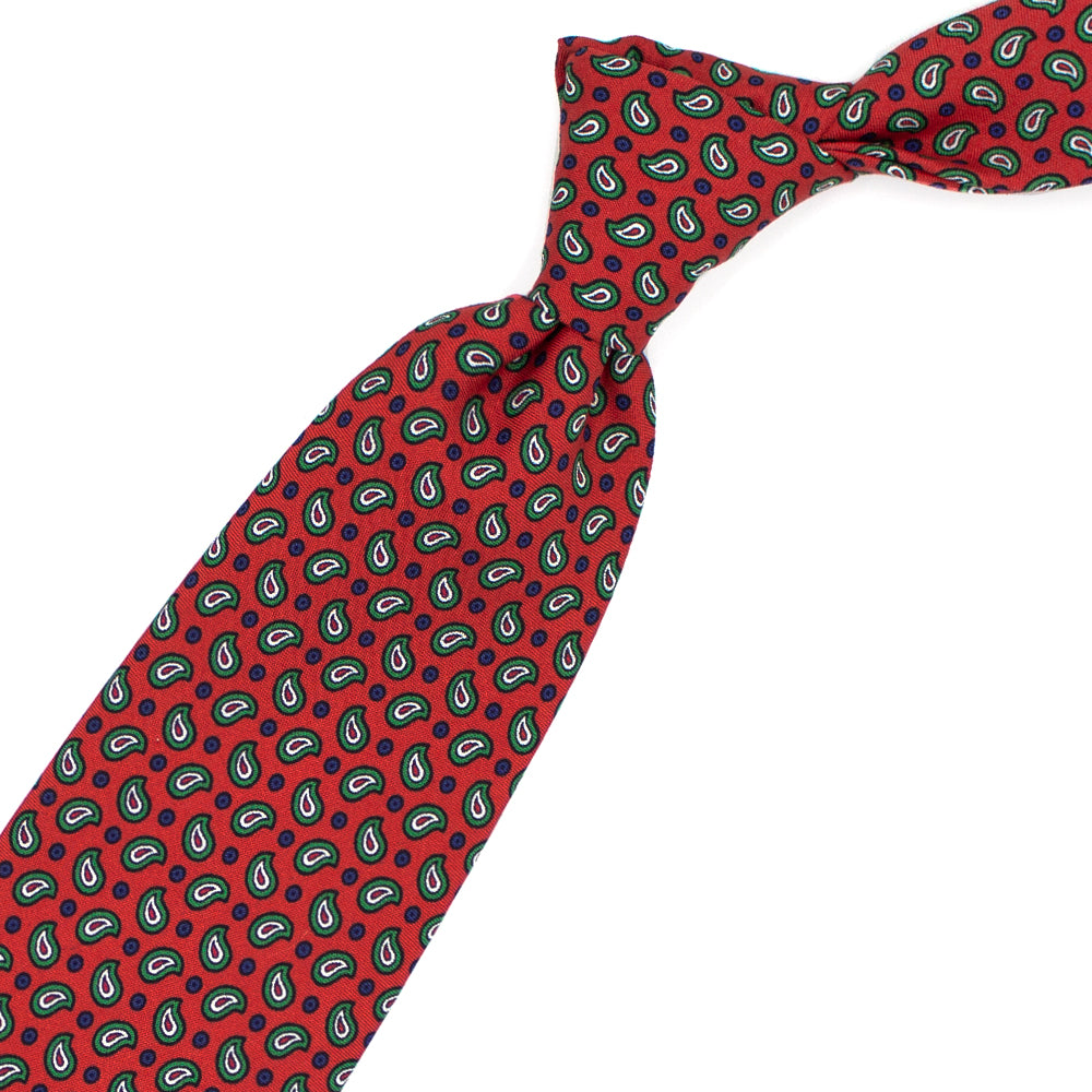 Cravatta rossa con paisley verdi, bianchi e rossi, e puntini blu e azzurri