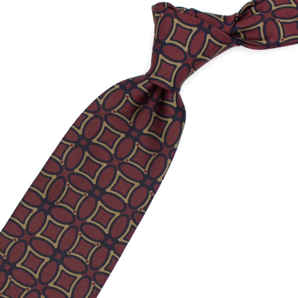 Cravatta bordeaux con pattern geometrico beige e blu