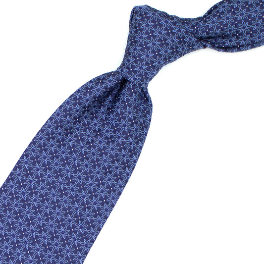 Cravatta blu con fiori azzurri e puntini bianchi