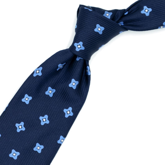 Cravatta blu con fiori azzurri e quadratini bianchi