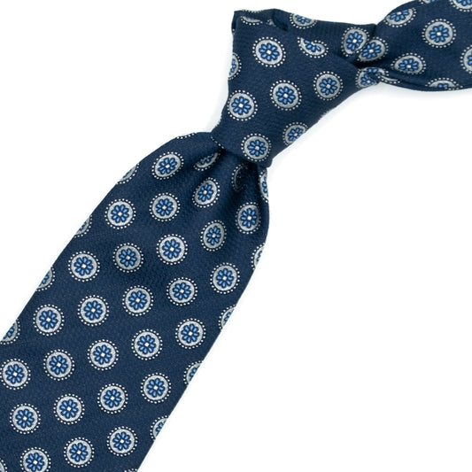 Cravatta blu con medaglioni grigi e fiori azzurri