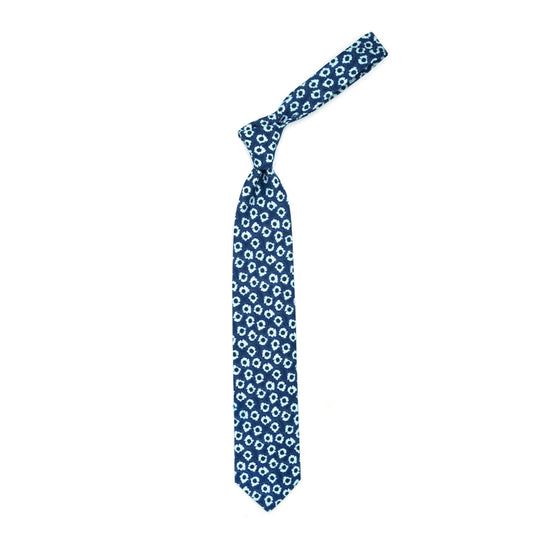 Cravatta azzurra con fiori bianchi