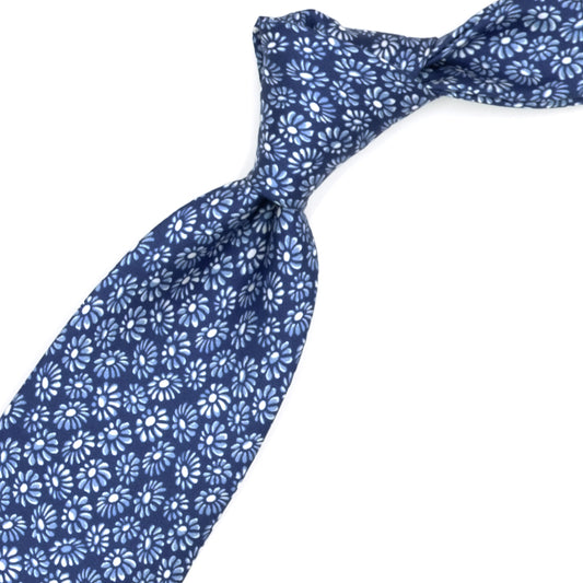 Cravatta blu con fiori sfumati bianchi e blu