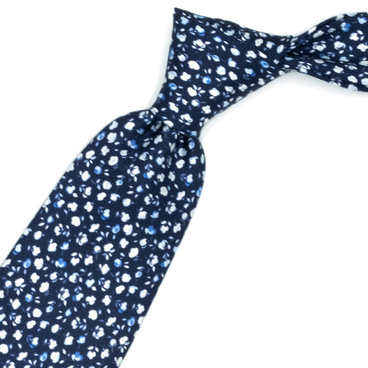 Cravatta blu con fiorellini bianchi