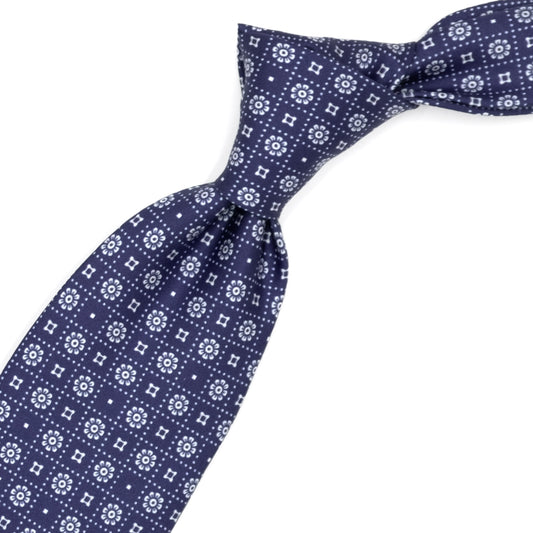 Cravatta blu con fiorellini, quadratini e puntini bianchi