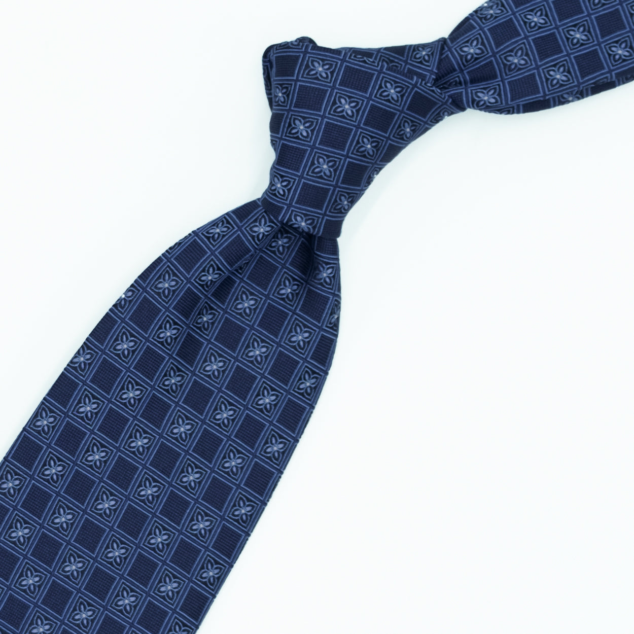 Cravatta blu con fiori azzurri e puntini bianchi