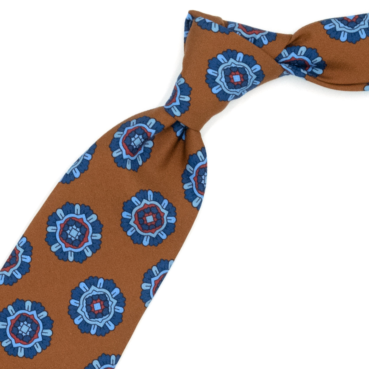 Cravatta marrone chiaro con medaglioni blu, azzurri e rossi