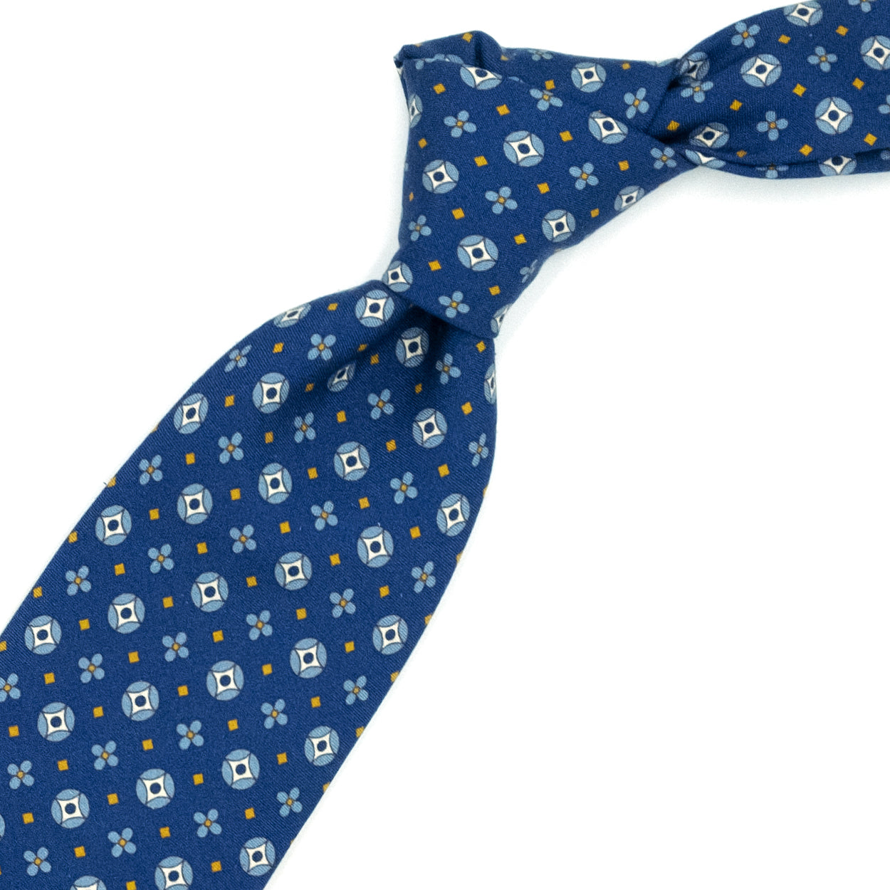 Cravatta blu con fiori e medaglioni azzurri e quadratini gialli
