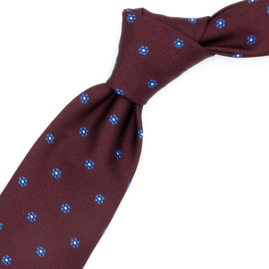Cravatta bordeaux con fiorellini blu e pallini azzurri
