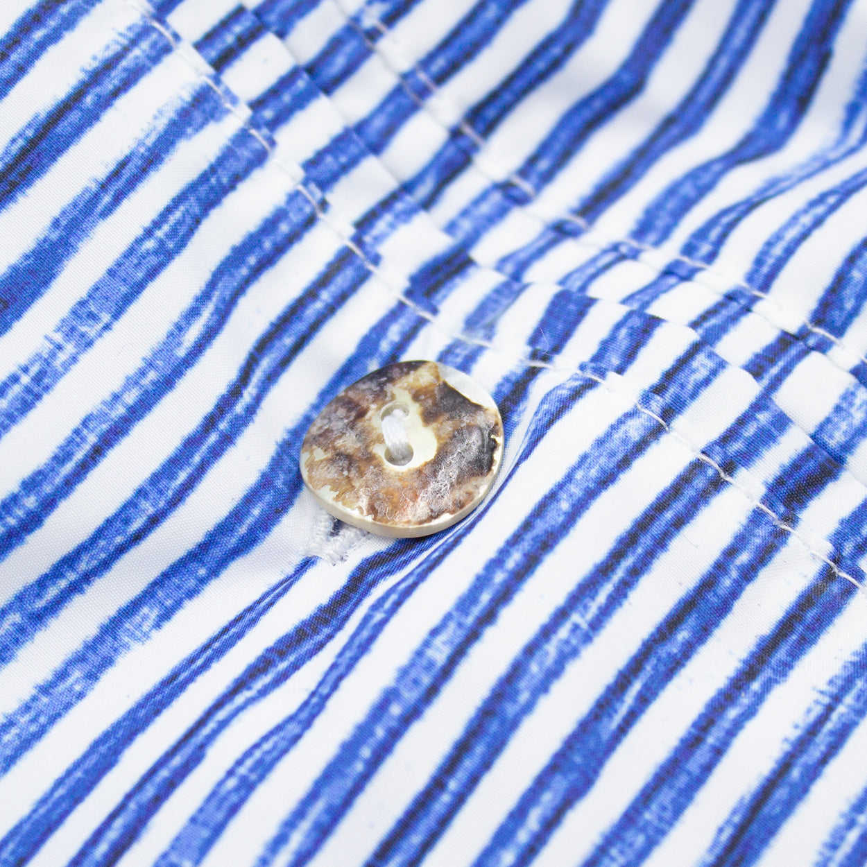 Costume bianco con righe blu